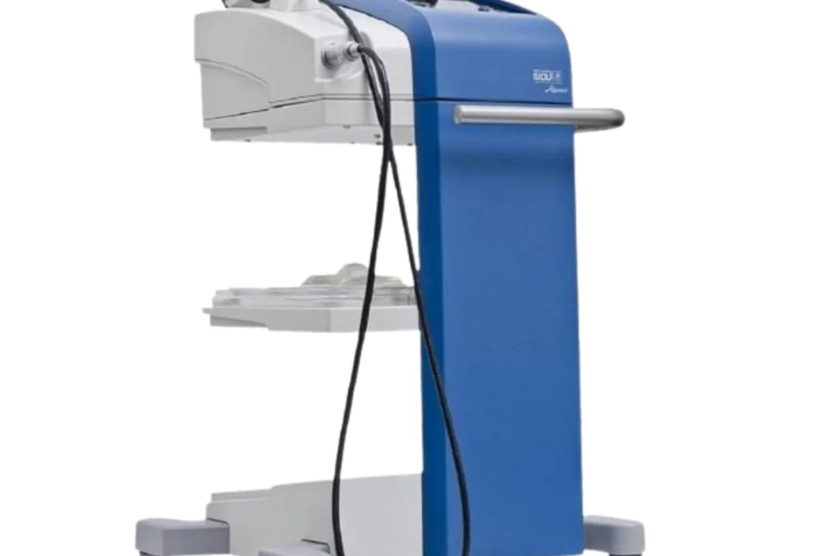 جهاز PiezoWave2 للموجات الصادمة المركّزة: وحدة على عجلات بشاشة عرض وذراع معالجة ودوّاسة قدم